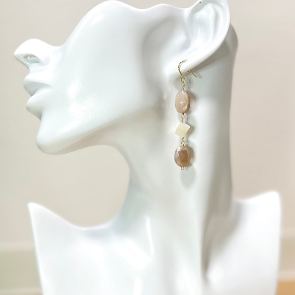 天然石ピアス　揺れるピーチムーンストーン×マザーオブパール　14kgf　pierced earrings 4枚目の画像