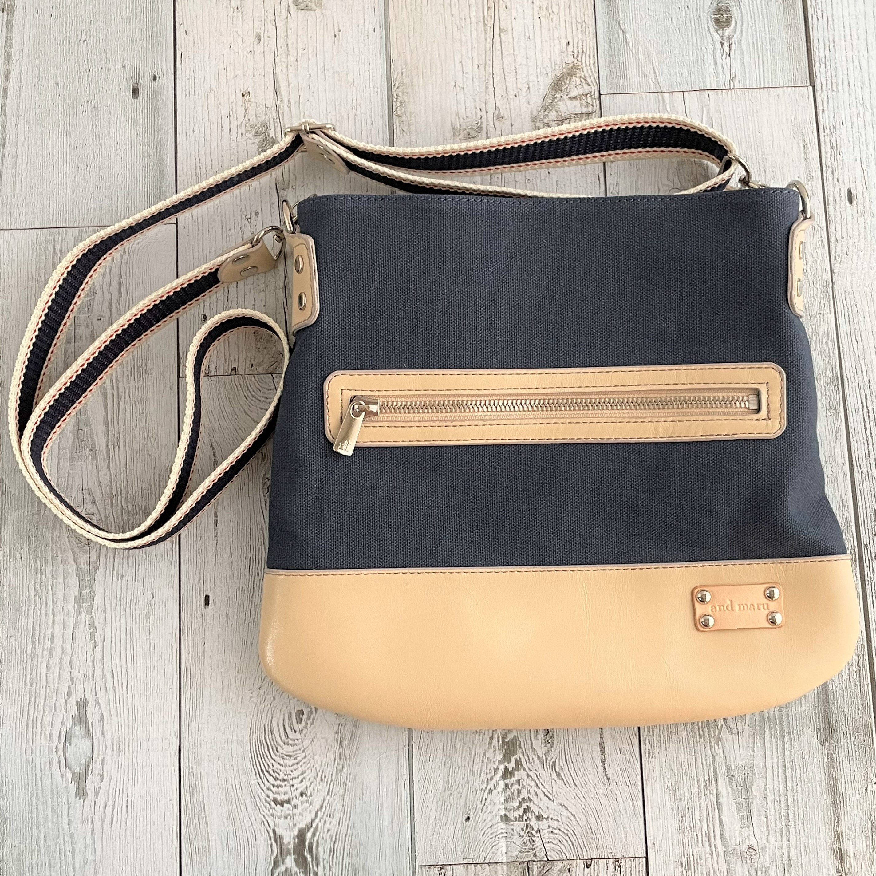 帆布と革のサコッシュ（ネイビー×アイボリー）