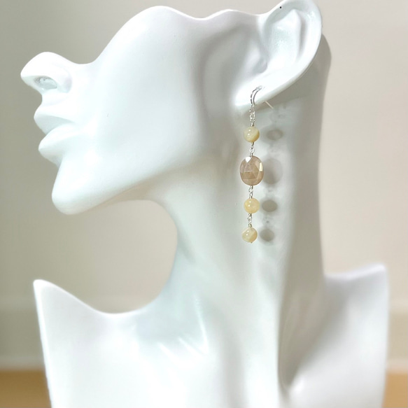 天然石ピアス　ピーチムーンストーン×ベージュムーンストーン　silver925　pierced earrings 5枚目の画像