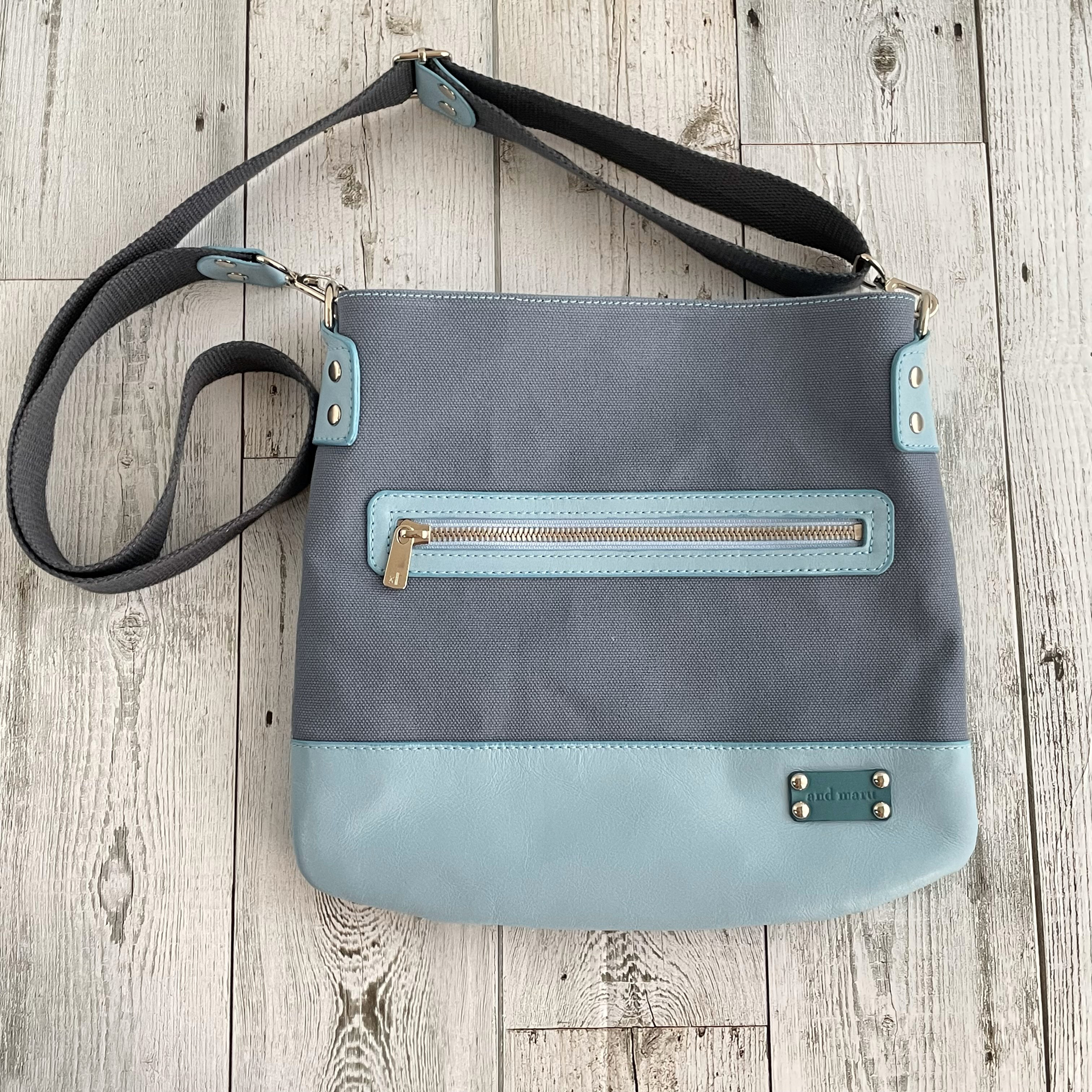 帆布と革のサコッシュ（ブルーグレイ×スカイ） 7,821円