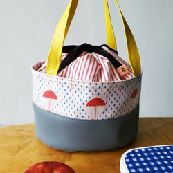 洗えるお食事バッグ、保温保冷お食事バッグ、内側も外側も拭いて清潔、防水ランチバッグ、楕円形お食事バッグ、小さな赤い傘 2枚目の画像