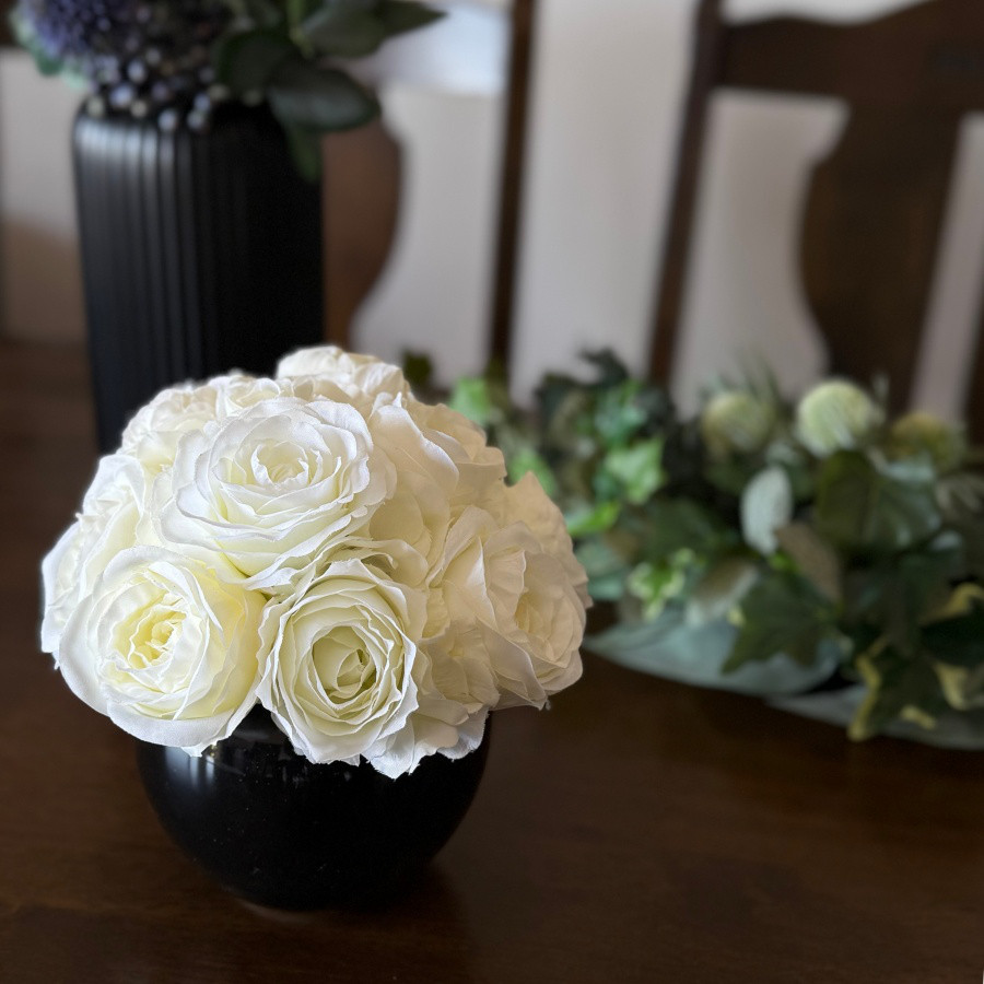 新生活にも【スタイリッシュなモノトーン】黒い器に白い花を合わせたシックなラウンドアレンジ｜アーティフィシャルフラワー