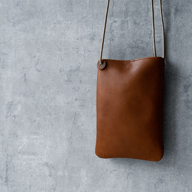 やわらかソフトオイルレザーのショルダーポーチ