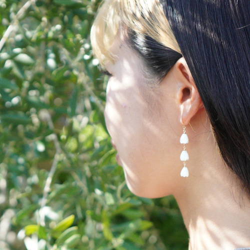 14kgf】マザーオブパールのピカケピアス＊白い花が揺れる ハワイアン