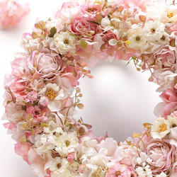 ミニローズのフェミニンリース フラワーアレンジメント  ギフト  アーティフィシャルフラワー 結婚祝い 誕生日 ピンク 2枚目の画像