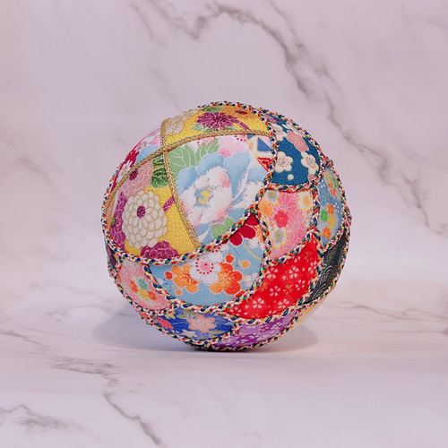 ケース入り手作り手鞠 期間限定値下げ】手毬 飾りケース付き 大型15cm 鈴入り ディスプレイ