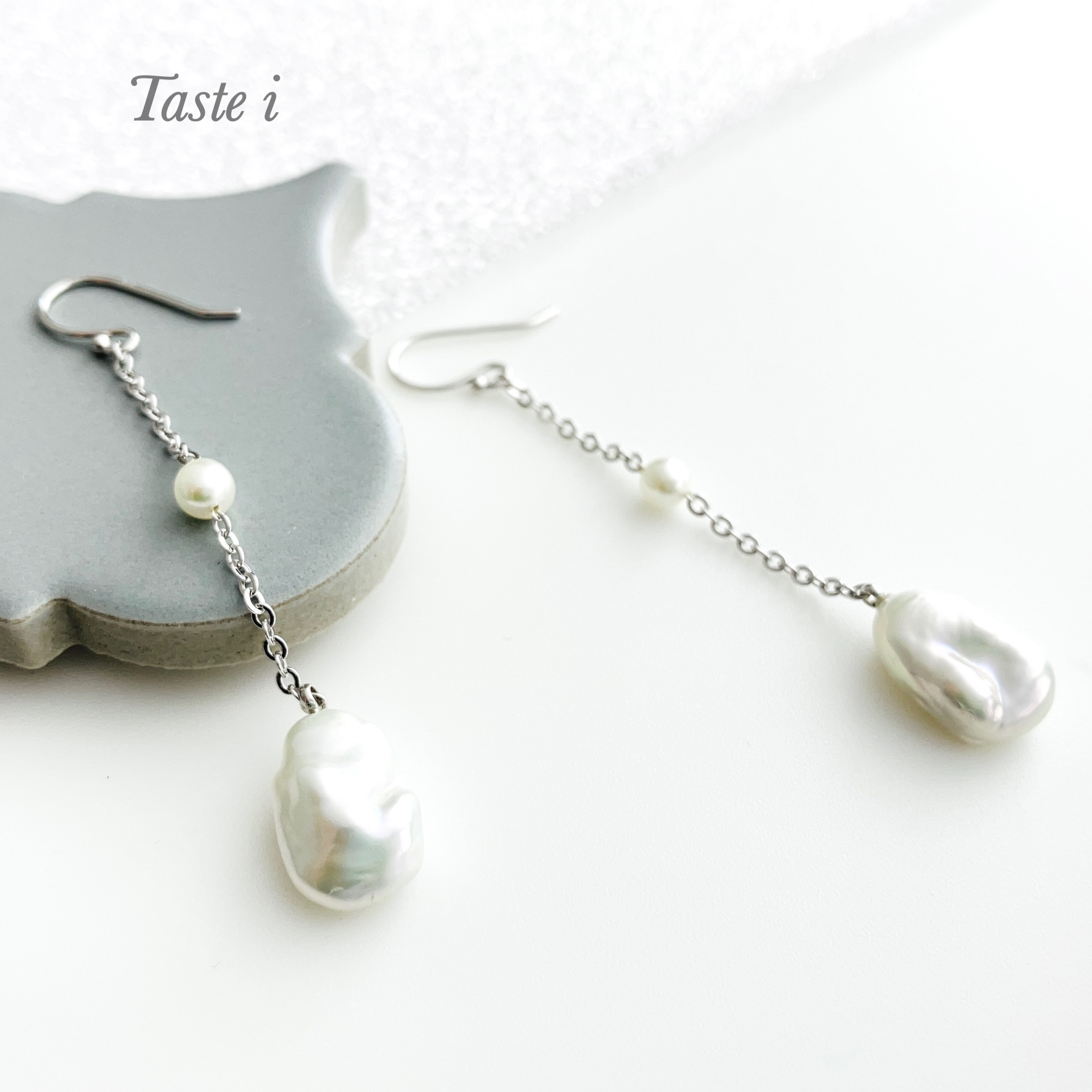 【大人テイスト】アクセントに小さめ淡水パールも入ったバロックパールの揺れるフックタイプピアス　シルバー〔10053〕