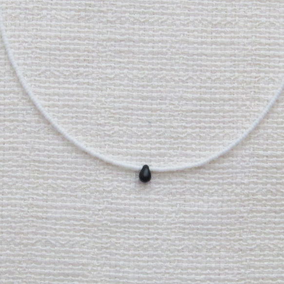 Teardrop mini ティアドロップガラスビーズネックレス モノトーン 黒いしずく×極小ホワイト 4枚目の画像