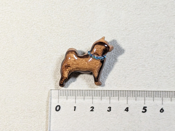 木製　ブローチ　（　柴犬　） 2枚目の画像