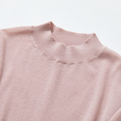 夏季羊毛針織粉紅230512-1是一款從春季到秋季都易於穿著的針織品，採用功能性材料製成，可用於廣泛的季節。 第2張的照片
