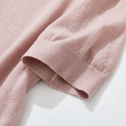 夏季羊毛針織粉紅230512-1是一款從春季到秋季都易於穿著的針織品，採用功能性材料製成，可用於廣泛的季節。 第4張的照片