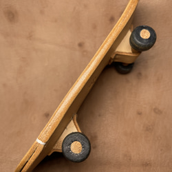 【滑板】鑰匙包。在路上，也在身上。〔植鞣革、植鞣雕刻牛背革〕 第3張的照片