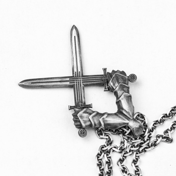 高品質のネックレスペンダント - 十字架の剣のシルバージュエリー - ハンドメイドの銀の剣のペンダント - 意味のあるジ 1枚目の画像