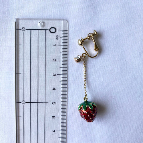 いちごとラインストーンのイヤリング】いちご 苺 イヤリング かわいい