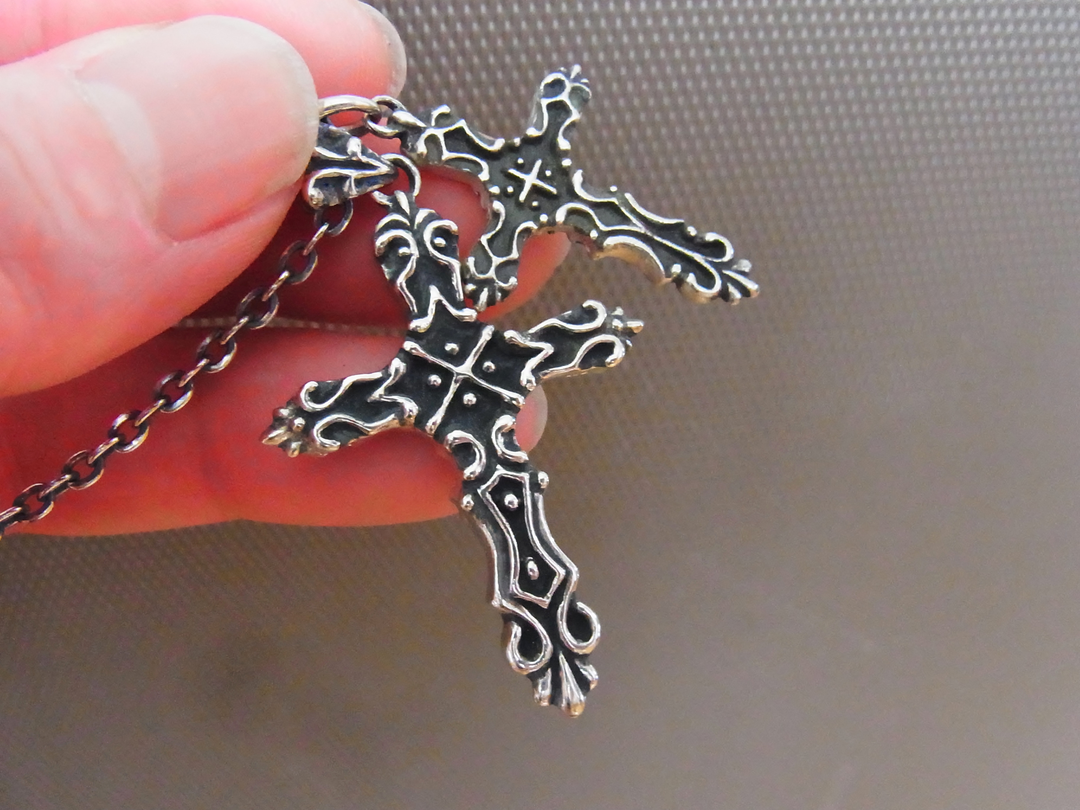 クロス中-A シルバー925　 アンティークのような重厚感のあるシルバー925のクロス。2種のサイズがあります。