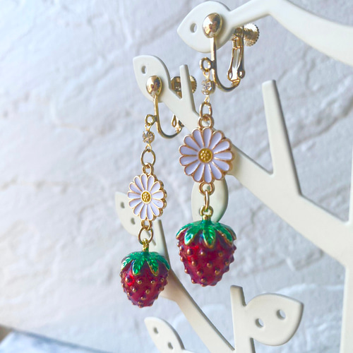 いちごとお花のイヤリング】いちご 苺 イヤリング かわいい