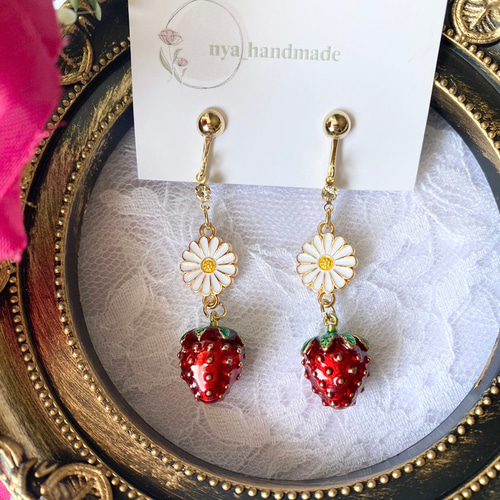 いちごとお花のイヤリング】いちご 苺 イヤリング かわいい
