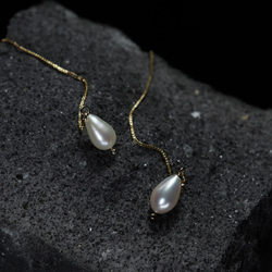 天然無処理 タイチンルチルクォーツ 丸玉ピアス k18 ピアス（フック