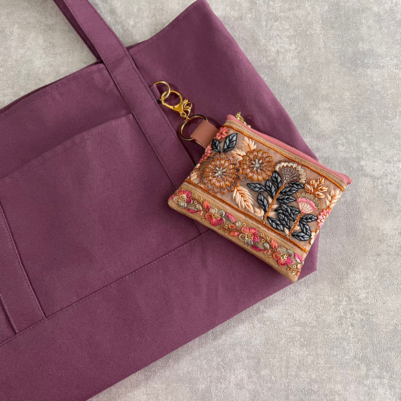 マーブルフラワー インド刺繍×帆布 キーホルダー付きフラットポーチ/マルチケース 7枚目の画像