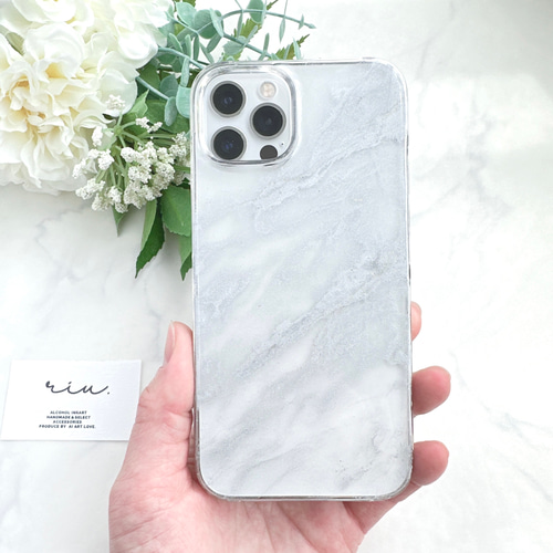 シルバーホワイトのマーブルアートを閉じ込めたiPhoneケース