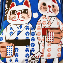 和柄丸みトートバッグ 猫家族 温泉街めぐり にゃんこ まねき猫手提げバッグ Dカン付き2WAY 2枚目の画像