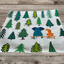 森林墊大象和老虎在森林-扁柏香味- 第5張的照片