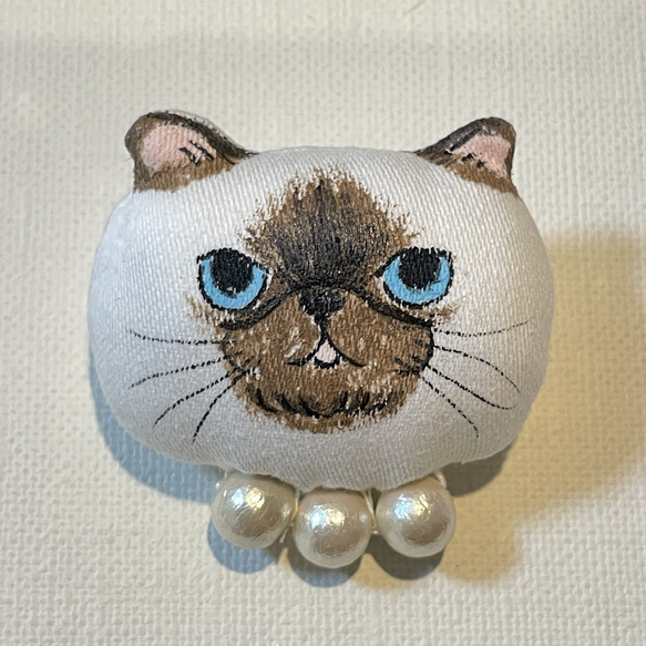 子猫ブローチ(シャム猫 コットンパールの首輪) ブローチ 子猫ブローチ(シャム猫 コットンパールの首輪) ブローチ