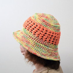 サマーニット帽　手編みのバケットハット　かぎ針編み　夏糸　クロッシェ　帽子　オレンジ系　メンズ　レディース　ジュニア 2枚目の画像