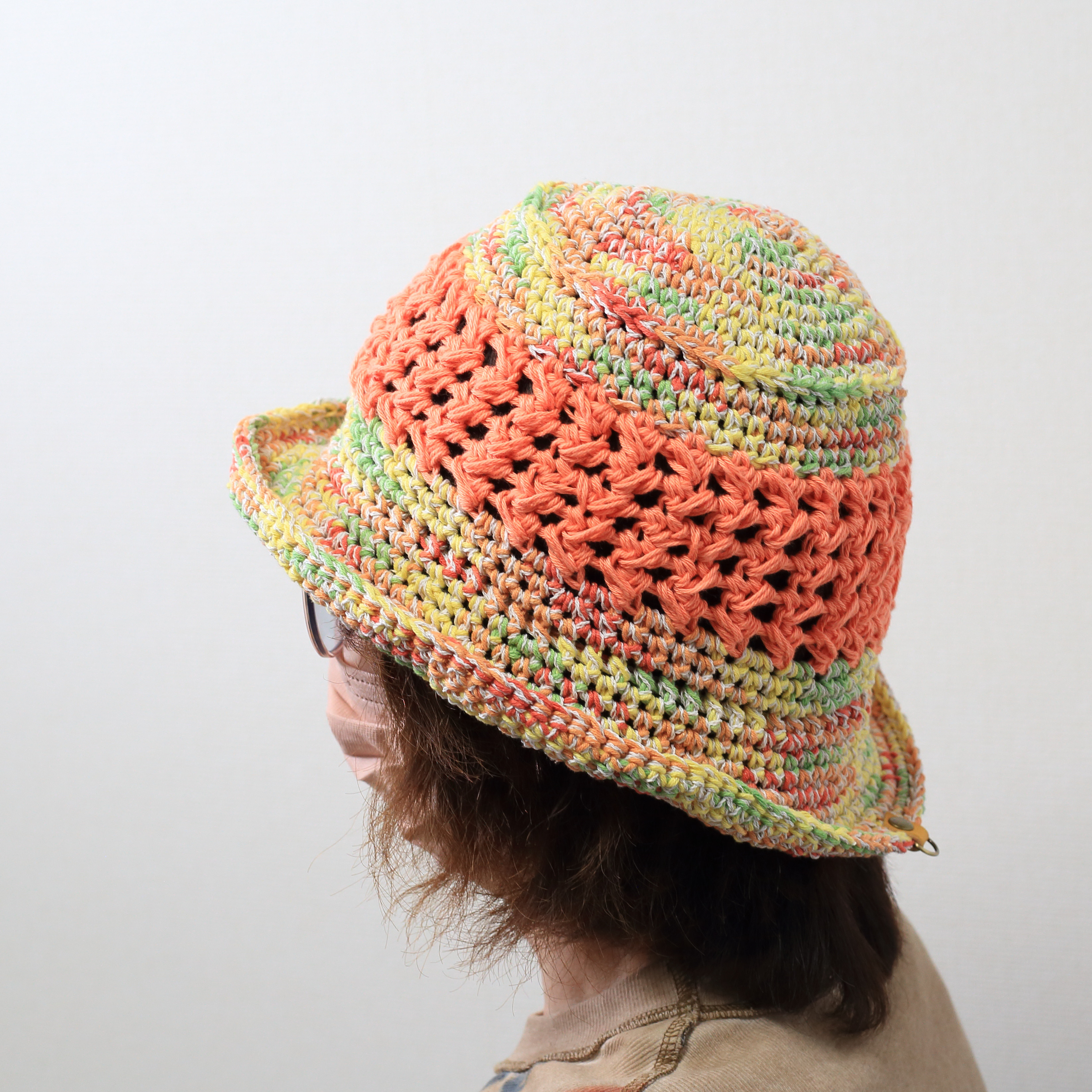 サマーニット帽　手編みのバケットハット　かぎ針編み　夏糸　クロッシェ　帽子　オレンジ系　メンズ　レディース　ジュニア