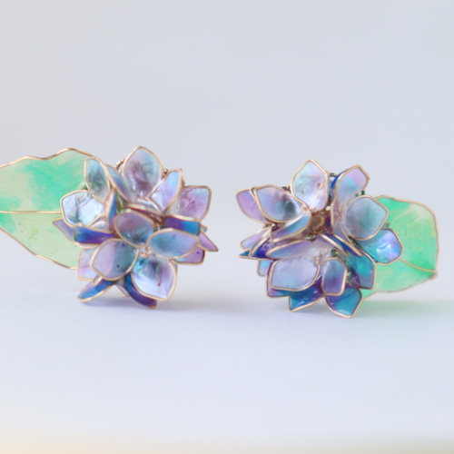 紫と透明ビーズのフラワーピアス 紫陽花のイヤリング／ピアス 透明感フラワーアクセサリー イヤリング