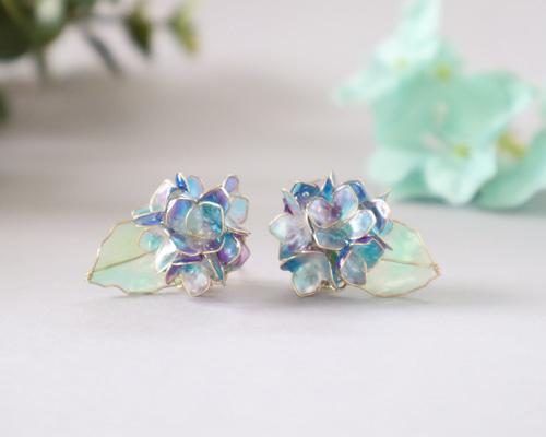 『雀が水を浴びると晴れ』ディップアート　ピアスor イヤリング ディップアートの儚げ紫陽花イヤリング/ピアス イヤリング