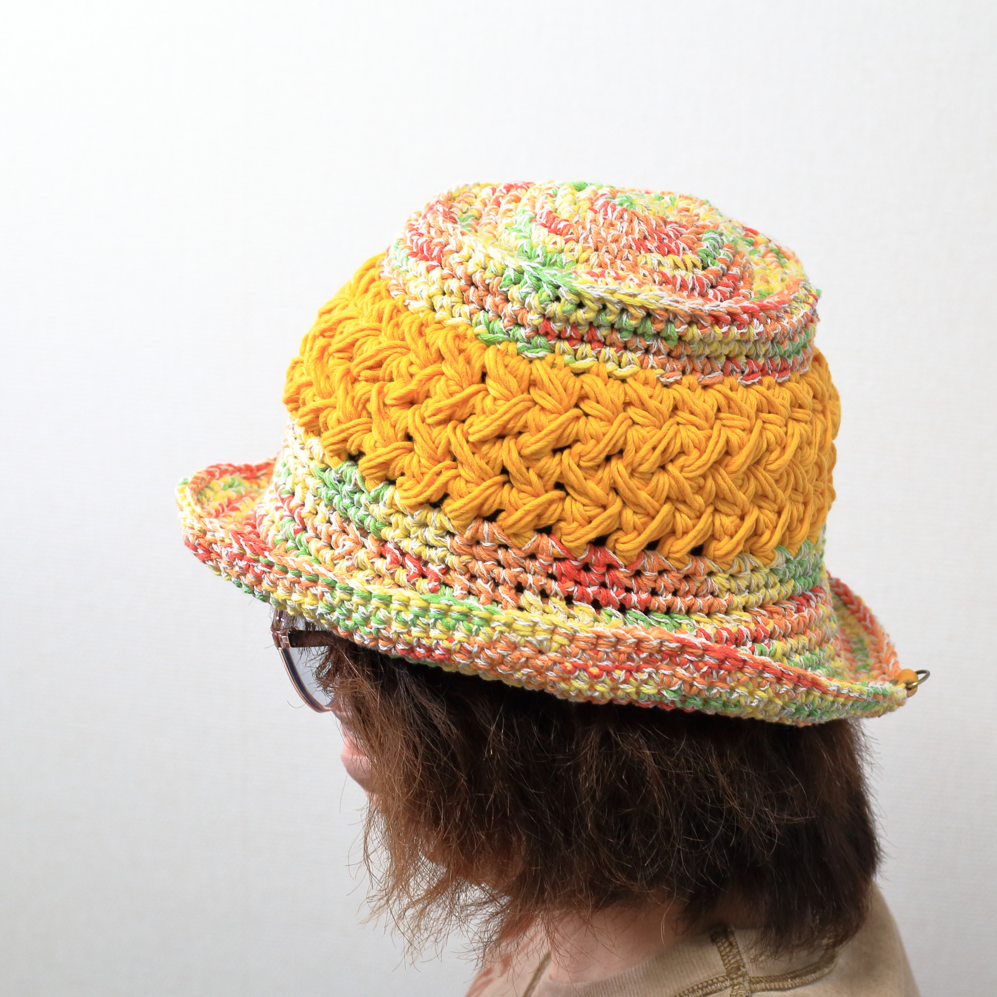 サマーニット帽　手編みのバケットハット　かぎ針編み　夏糸　クロッシェ　帽子　サフランイエロー　メンズ　レディース
