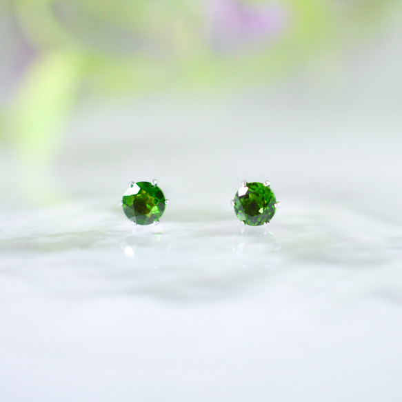 【天然石クロムダイオプサイトのシンプルな一粒スタッドピアス】緑 / 4mm /サージカルステンレス / つけっぱなしok 1枚目の画像
