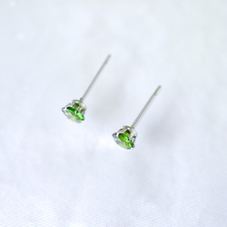 【天然石クロムダイオプサイトのシンプルな一粒スタッドピアス】緑 / 4mm /サージカルステンレス / つけっぱなしok 3枚目の画像