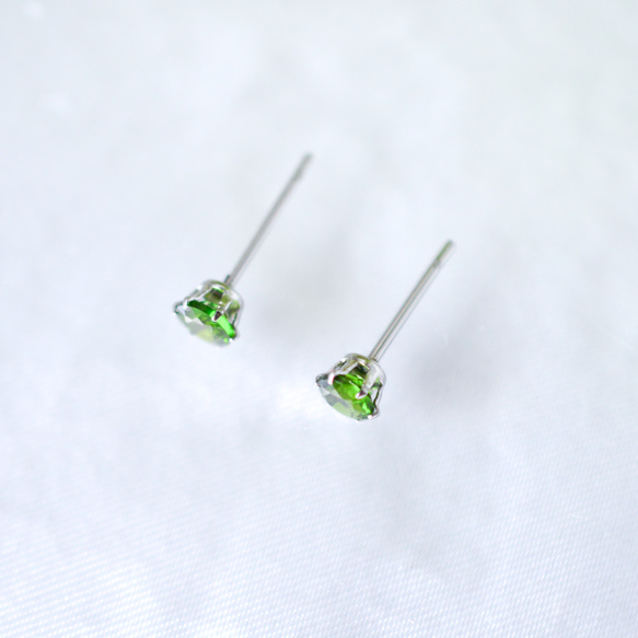【天然石クロムダイオプサイトのシンプルな一粒スタッドピアス】緑 / 4mm /サージカルステンレス / つけっぱなしok 3枚目の画像