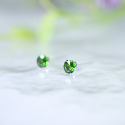 【天然石クロムダイオプサイトのシンプルな一粒スタッドピアス】緑 / 4mm /サージカルステンレス / つけっぱなしok 2枚目の画像