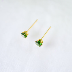 【天然石クロムダイオプサイトのシンプルな一粒スタッドピアス】緑 / 4mm /サージカルステンレス / つけっぱなしok 6枚目の画像
