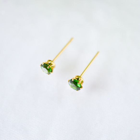 【天然石クロムダイオプサイトのシンプルな一粒スタッドピアス】緑 / 4mm /サージカルステンレス / つけっぱなしok 6枚目の画像