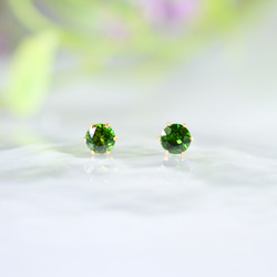 【天然石クロムダイオプサイトのシンプルな一粒スタッドピアス】緑 / 4mm /サージカルステンレス / つけっぱなしok 4枚目の画像