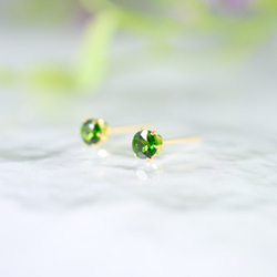 【天然石クロムダイオプサイトのシンプルな一粒スタッドピアス】緑 / 4mm /サージカルステンレス / つけっぱなしok 5枚目の画像
