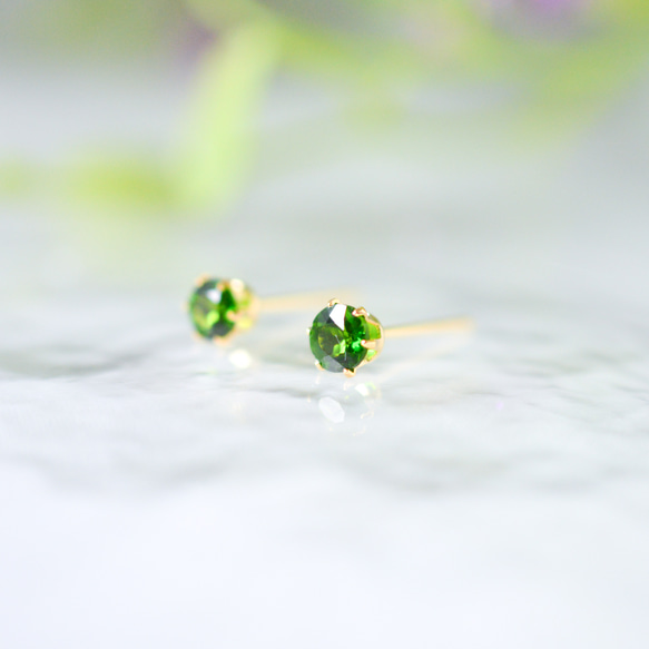 【天然石クロムダイオプサイトのシンプルな一粒スタッドピアス】緑 / 4mm /サージカルステンレス / つけっぱなしok 5枚目の画像