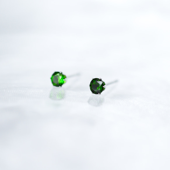 【天然石クロムダイオプサイトのつけっぱなしピアス】緑4mm サージカルステンレス 金属アレルギー対応クロムダイオプサイド 2枚目の画像