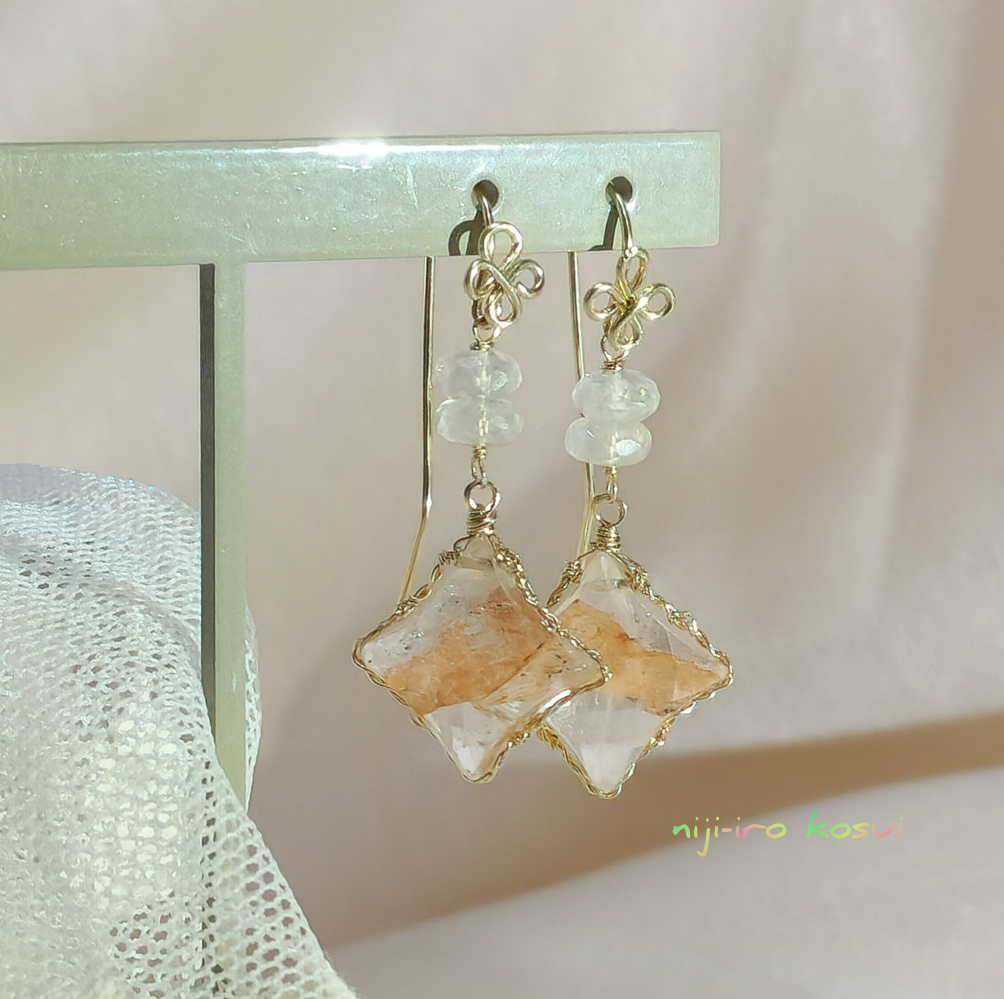 マニカラン水晶のピアス(14kgf) ピアス（フック・チェーン） 虹色湖水