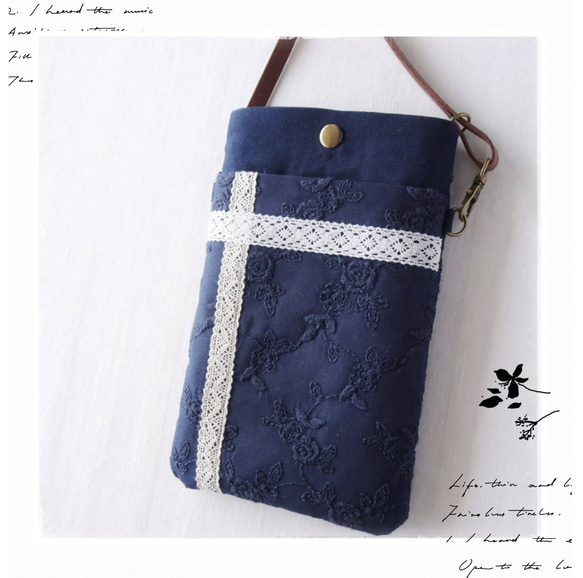 刺繍×レースのスマホポーチ  ネイビー×ネイビー スマホショルダー ポシェット　サコッシュ 花柄　ギフト プレゼント 1枚目の画像