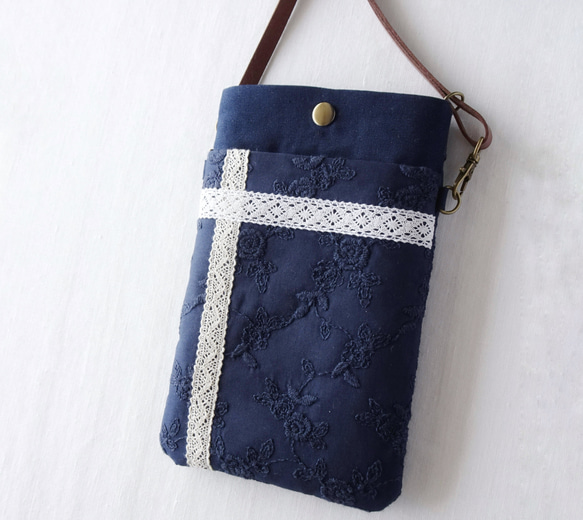 刺繍×レースのスマホポーチ  ネイビー×ネイビー スマホショルダー ポシェット　花柄　ギフト　母の日 4枚目の画像