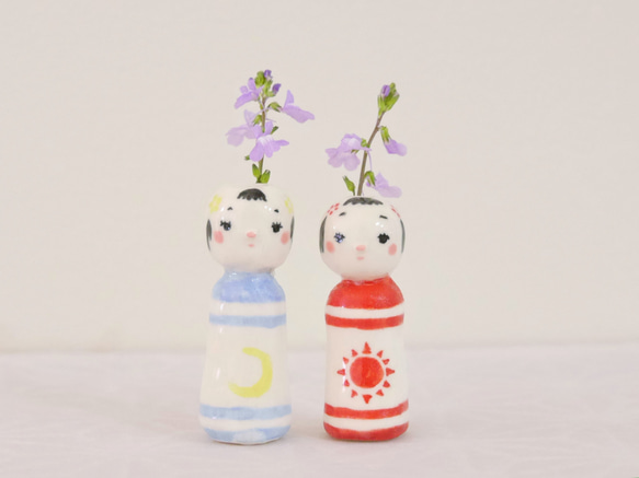 【小さな こけし 花瓶　太陽と月】 陶器 ミニチュア 高さ5㎝ 一輪挿し 手作り 花飾り 贈り物 太陽 月 1枚目の画像
