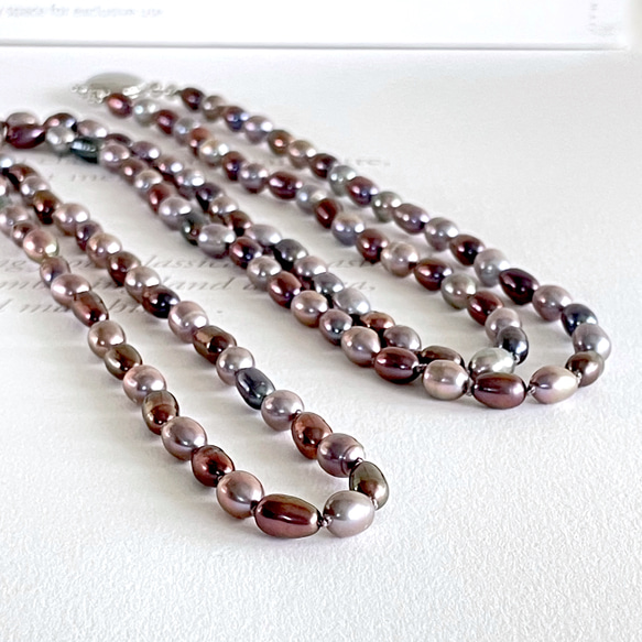 金屬紫色長項鍊，兩種珍珠交替連接 第5張的照片