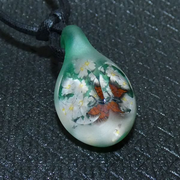 二面カット玉、蝶　ＮＯ.2（ガラス、とんぼ玉、ペンダント）