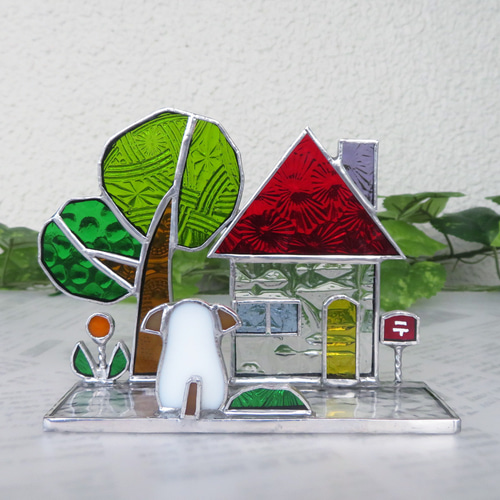 ステンドグラス 赤いお屋根のお家 大きな木と花とワンちゃん その他