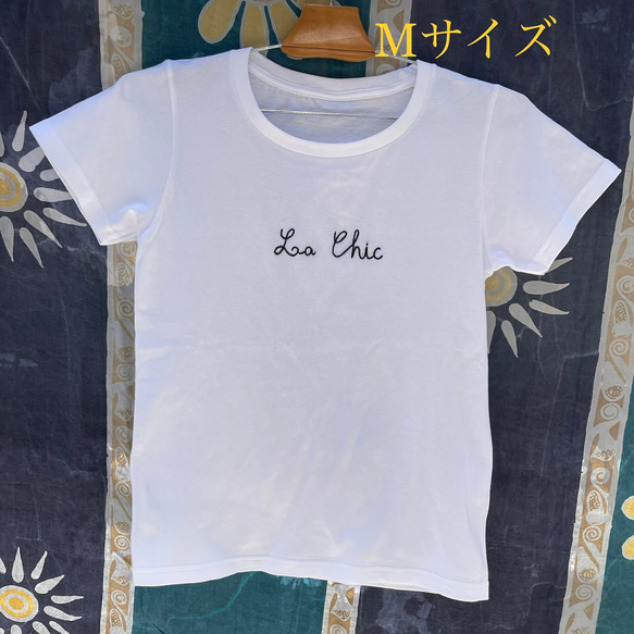 4色から選べる”La Chic"フロント刺繍Tシャツ　 2枚目の画像